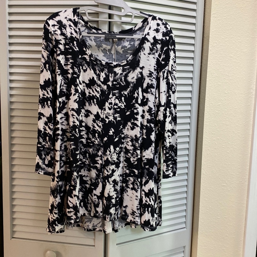 Cute loose fitting top by Rose & Olive Size XL